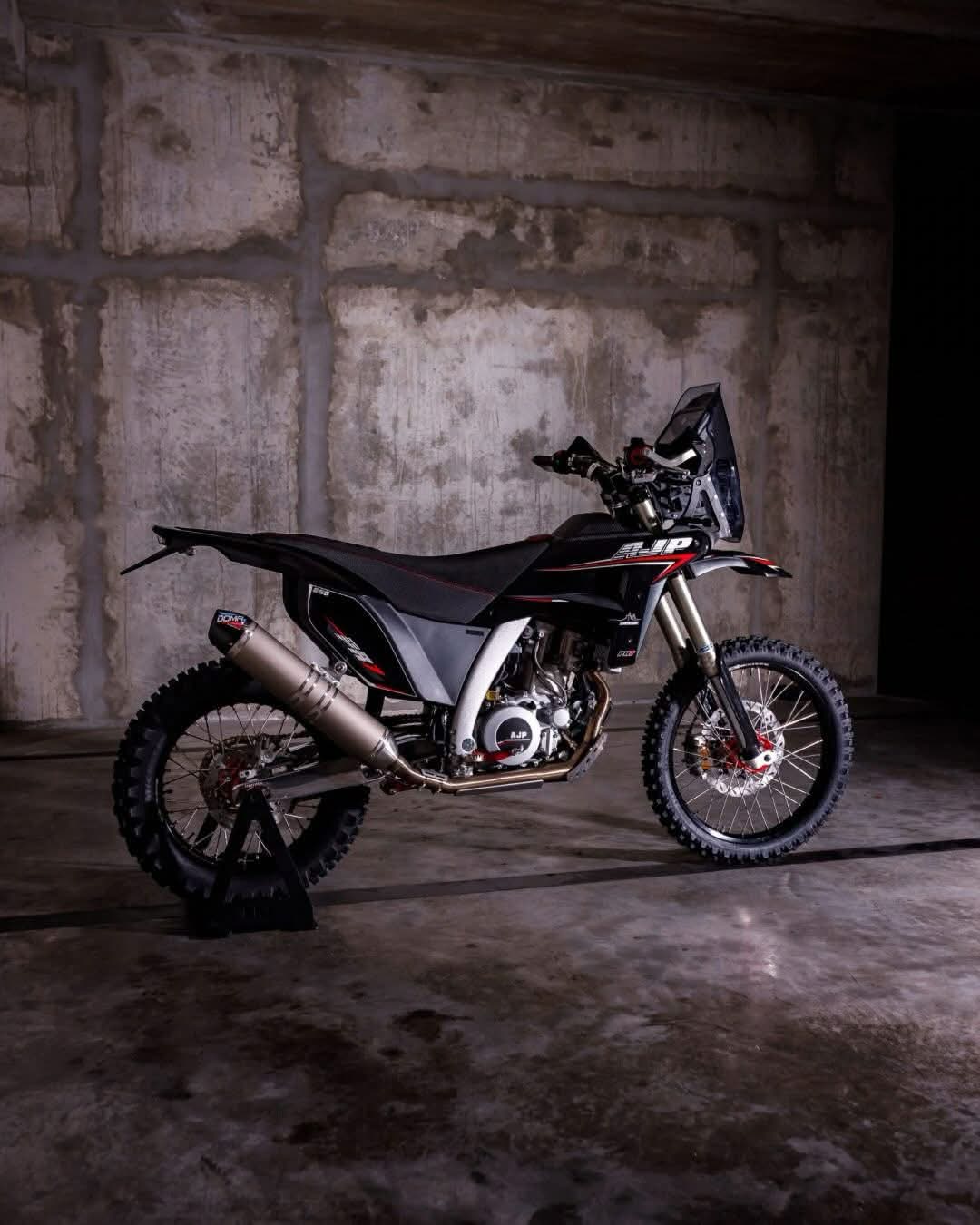 PR7 Black — detail přední rally věže.