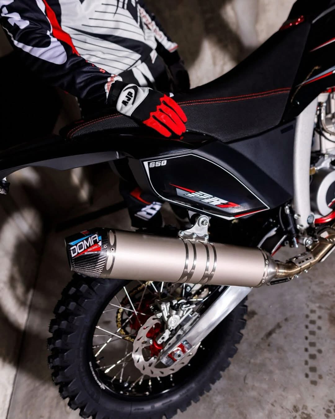 PR7 Black — studiový boční pohled.