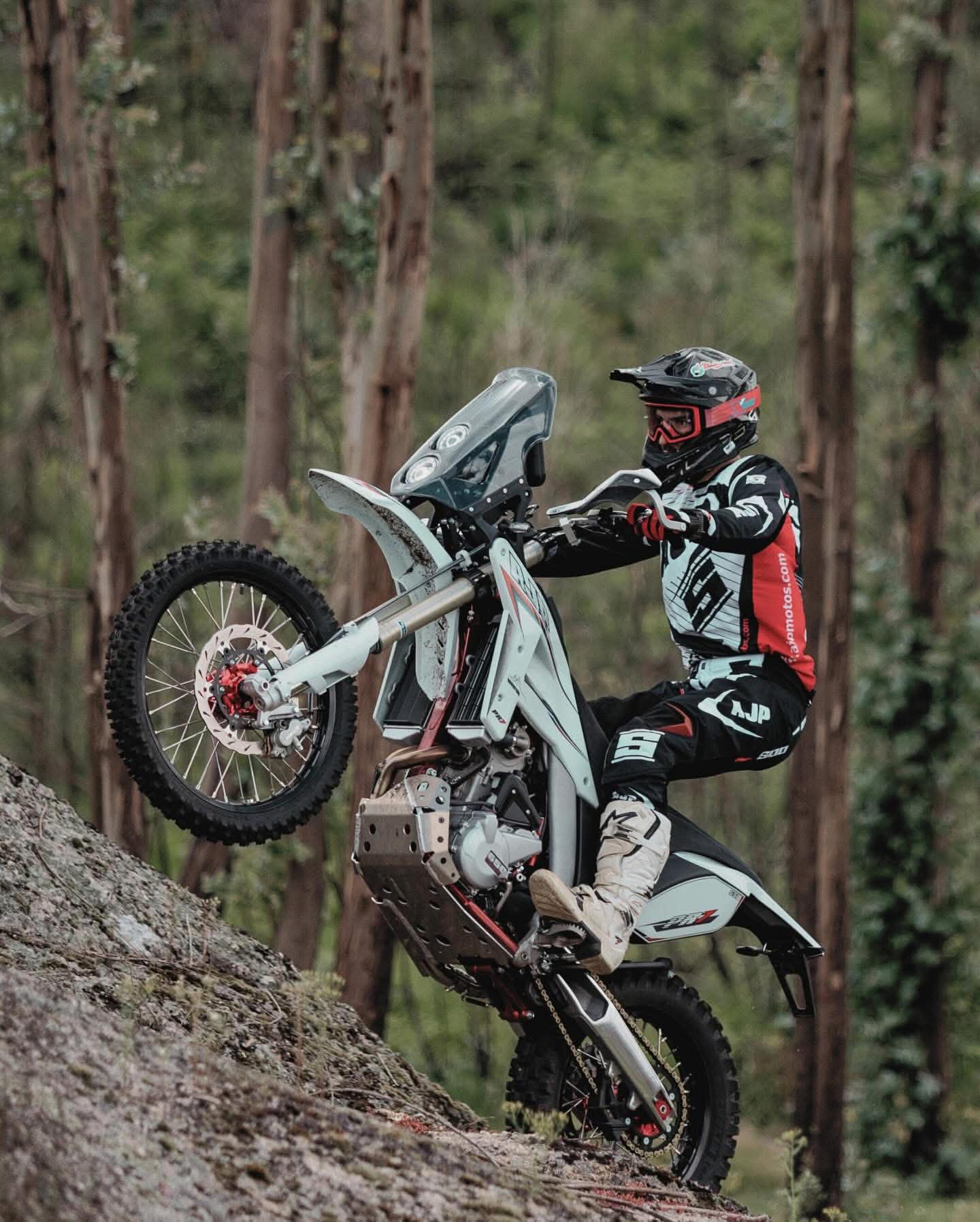 PR7 Adventure — wheelie v lese.