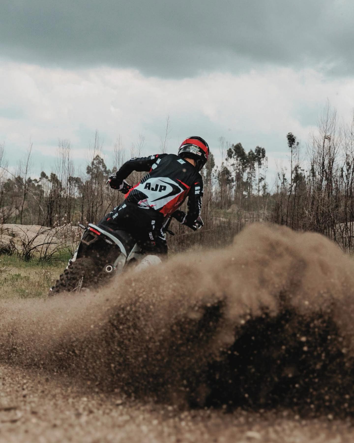 PR7 Adventure — jízda bokem.