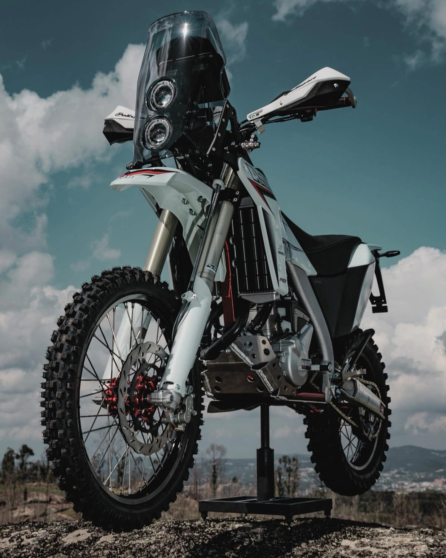 PR7 Adventure — nízký úhel.