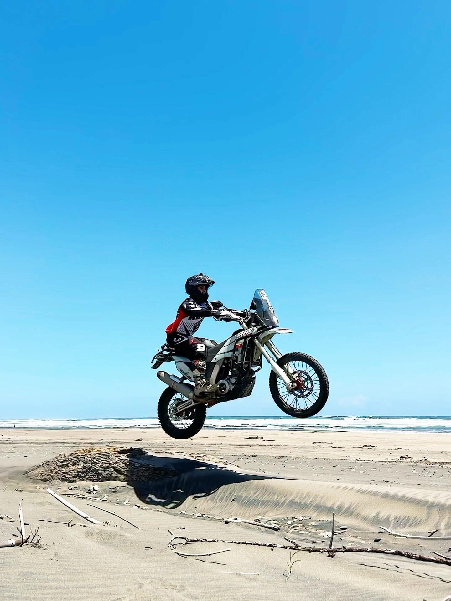 PR7 Adventure — polet na písku.