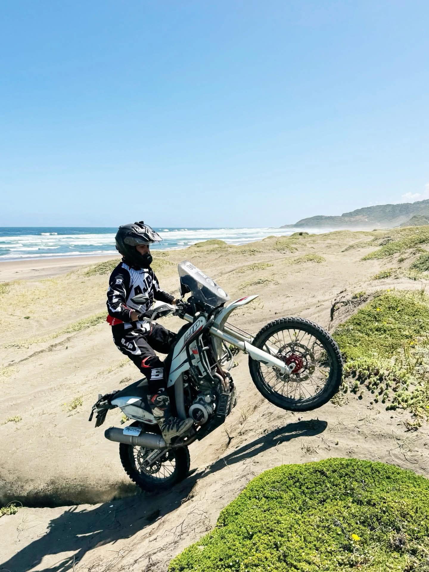 PR7 Adventure — wheelie na pláži.