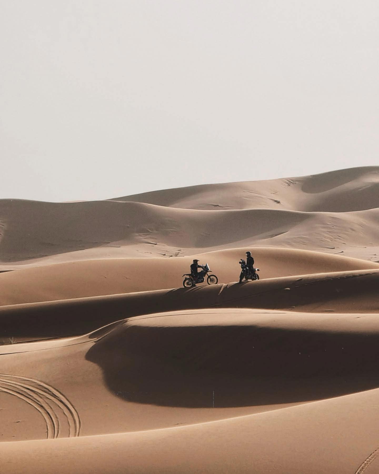 PR7 Black — jezdci v dálce na duně.