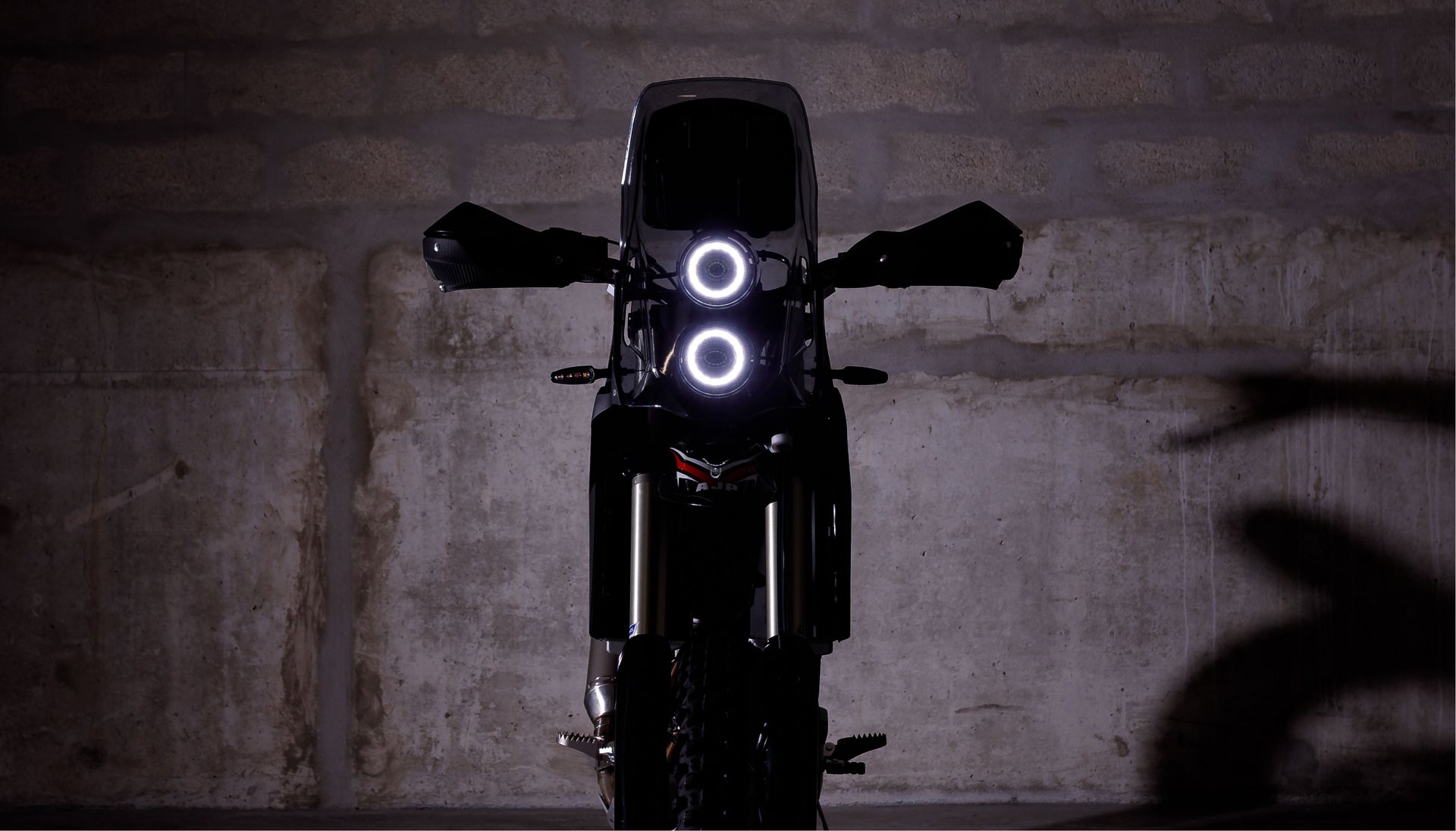 AJP PR7 Black v akci v terénu.