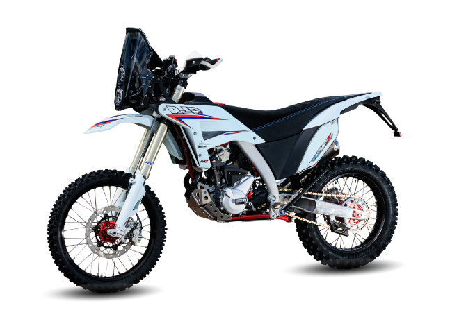 PR7 650 Adventure — tříčtvrteční pohled.