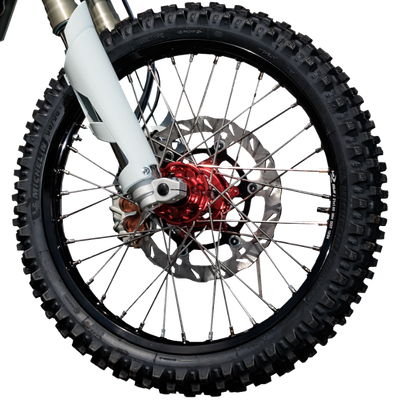 Detail PR7 s důrazem na brzdový systém Brembo.