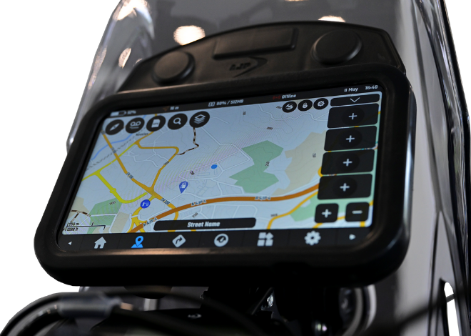 PR7 Black — tmavé studio.