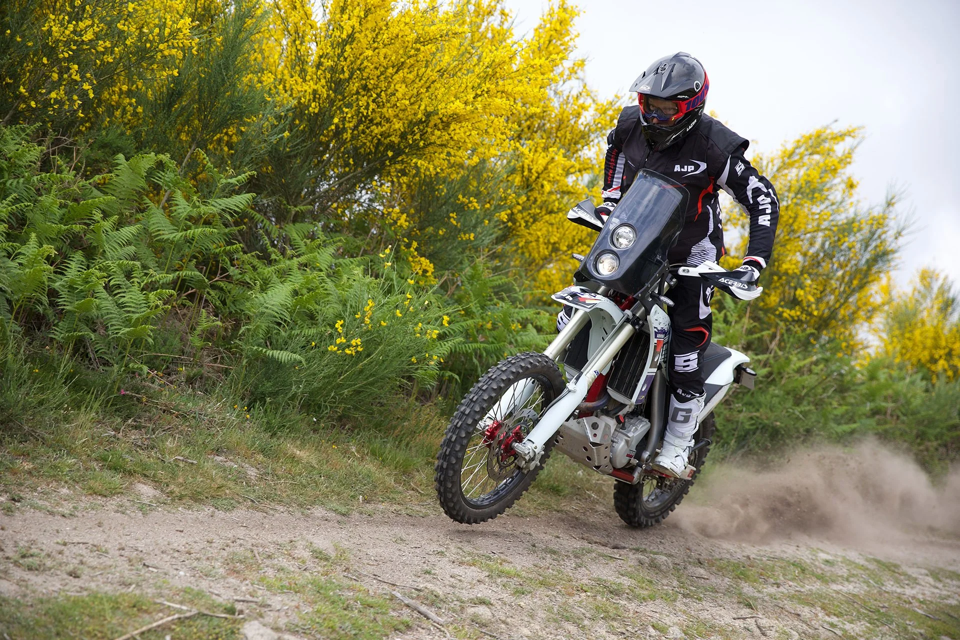 AJP PR7 rally tower s duálními světly a držákem tabletu.